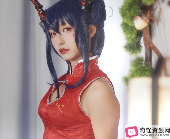 神樂坂真冬女神级Cosplayer，白色丝袜蝴蝶结鹿角，精彩表演令宅男们惊艳！