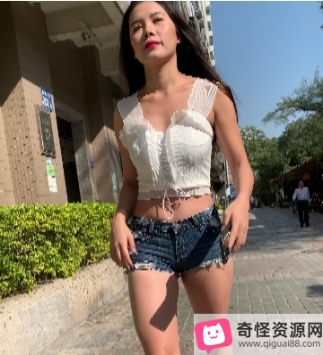 时尚高跟热裤，展现迷人长腿的街拍美女视频