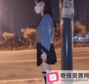 海角胡九万-原小芳姐姐COS服装小M狗户外喷泉视频2.1G