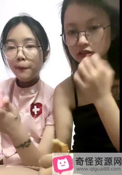 00后女孩自拍糟蹋肥猪男舌吻闺蜜，五小时直播视频曝光