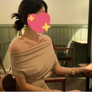 OnlyFans网红：棒棒糖身材妹子装超薄线袜1V834M资源颜值蜜臀